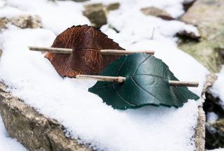 spona spony vlasy vlasov spona do vlasov berkozu berkožu koža kožiar martin bereta koza koziar doplnok doplnky bowtie leather havran raven list leaf leav leave leafs ornament ornamentalna ornamentálna pierko pero feather